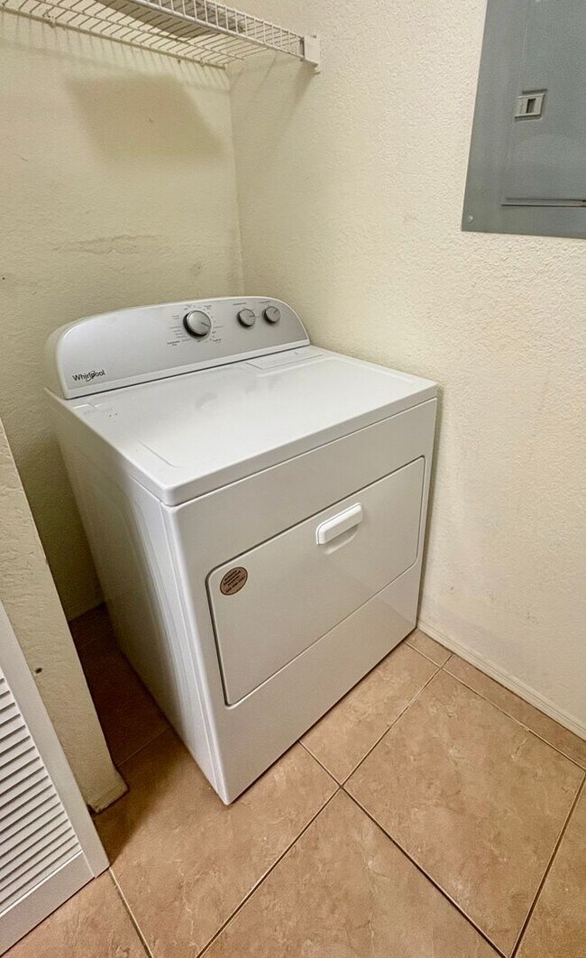 Building Photo - 2550 N Alafaya Trail