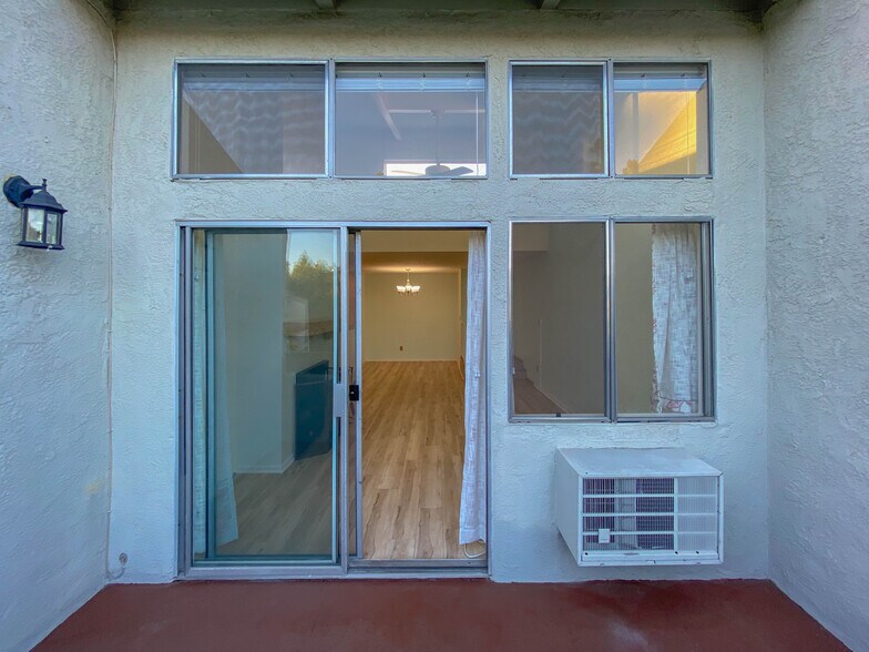 Building Photo - 4900 Overland Ave