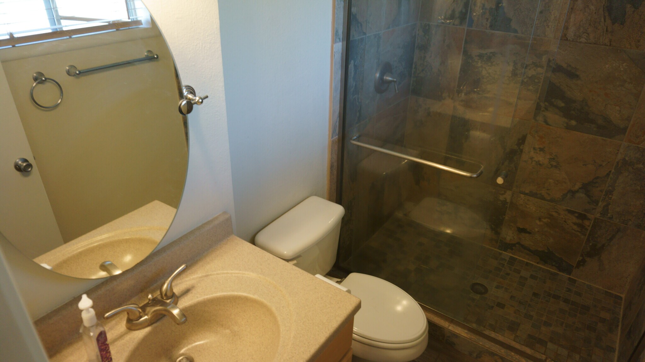 Building Photo - 3304 S Parkside Dr