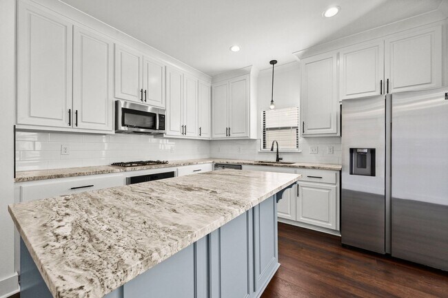 Building Photo - 4 bedroom, 2 bath home in the heart of Cen...