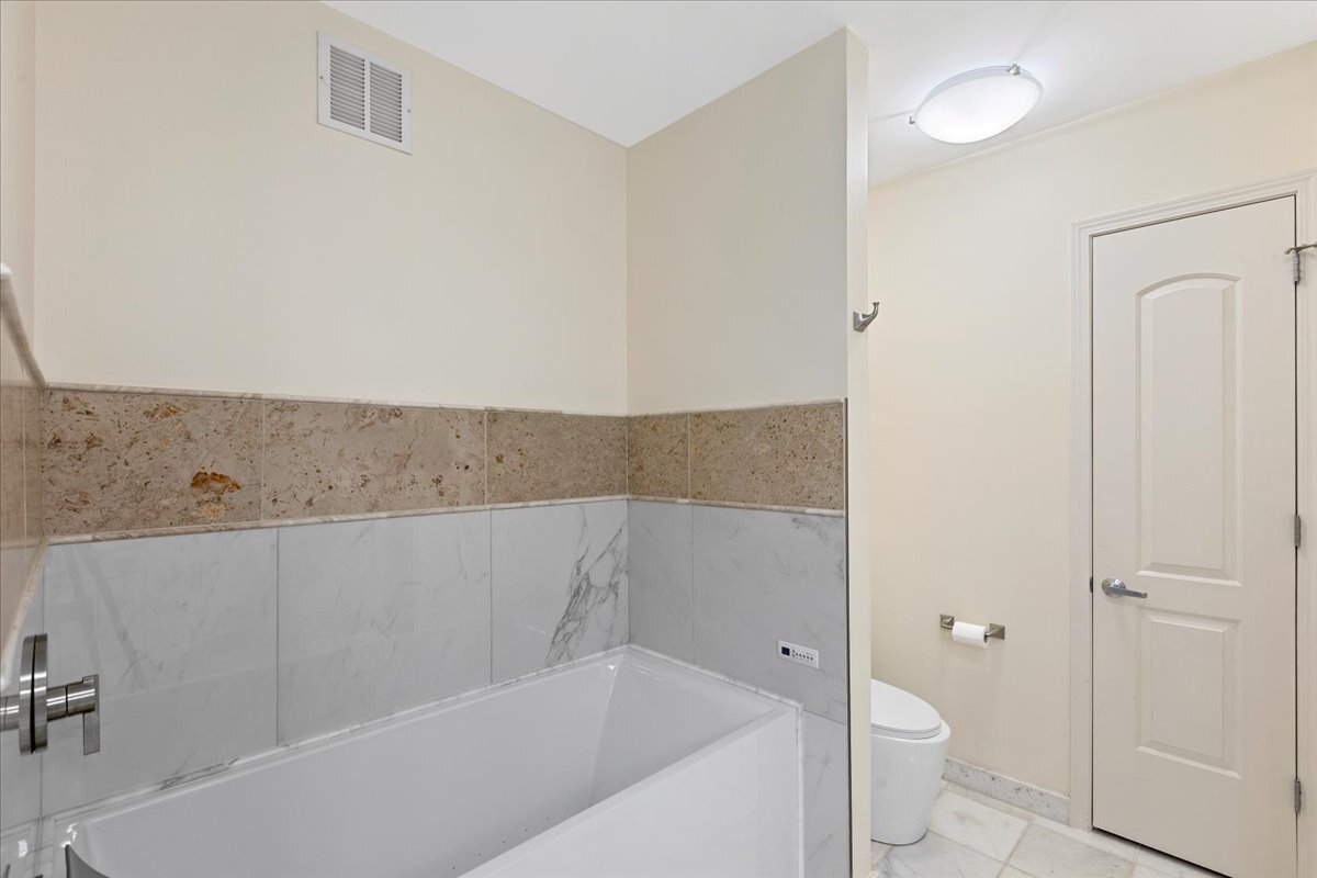 Building Photo - 420 E Waterside Dr