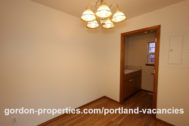 Building Photo - SE Knapp Circle - 3 bedroom duplex with attached single car garage