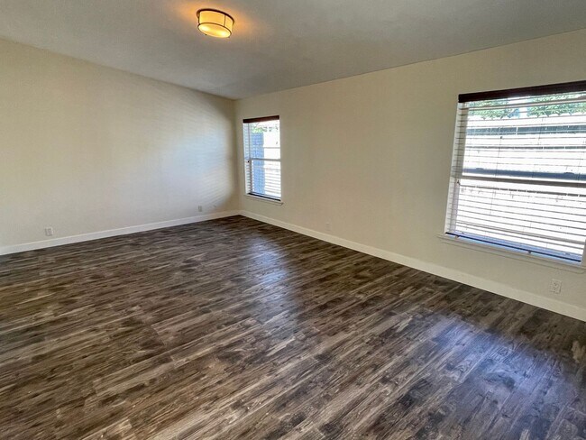 Building Photo - BH T 3204