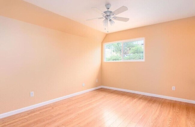 Building Photo - Spacious and Comfortable Condo -  A/C - Central Location - Great Amenities - Natural Light