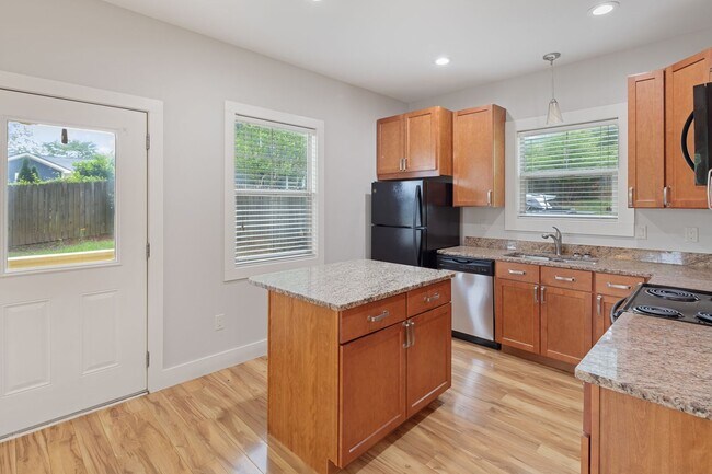 Building Photo - Modern Kenilworth Home