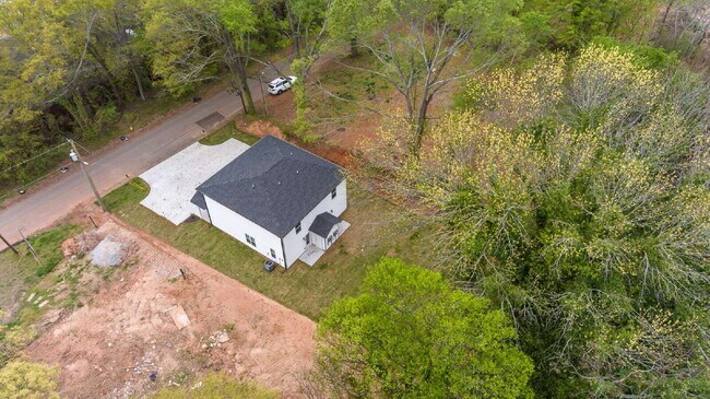 Building Photo - Elegant 2BR/2.5BA Townhome minutes from Downtown Greenville and walking distance to Swamp Rabbit ...