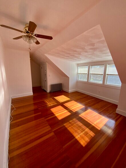 Building Photo - 1032 Hope St