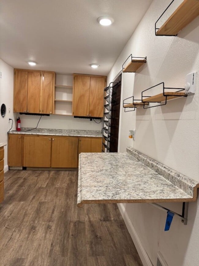 Building Photo - Quiet neighborhood!!