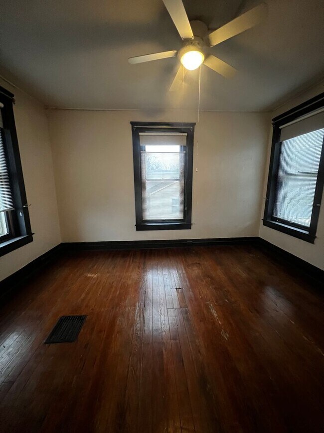 Building Photo - 1327 E Washington St