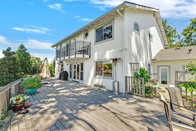 Building Photo - *COMING SOON!* 4 bed/3 bath lake house wit...