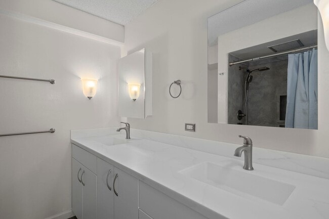 Building Photo - Beautifully upgraded 1-bedroom, 1-bath with Parking $2,300 includes utilities & WIFI