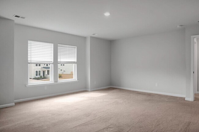 Building Photo - 5 Bedroom, 3.5 Bath, Beautiful Summerville Home, Master on Main