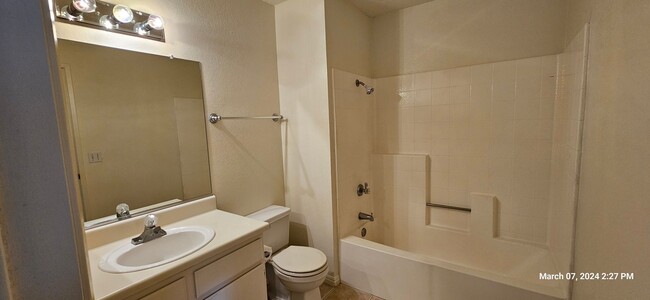 Building Photo - Las Palmas Down Stairs Condo in Gated Comm...