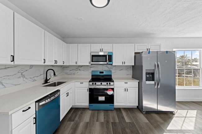 Building Photo - 585 Lindley Terrace