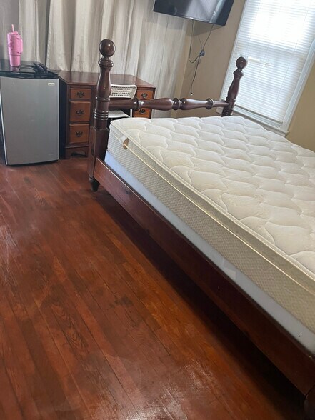 Building Photo - 1045 Ontario St