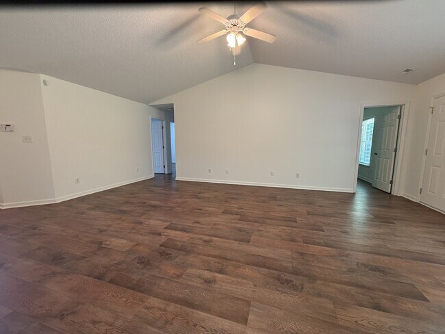 Building Photo - "Discover Comfort and Charm: Spacious 3-Bed, 2-Bath Home in Huntsville's Desirable Locale!"