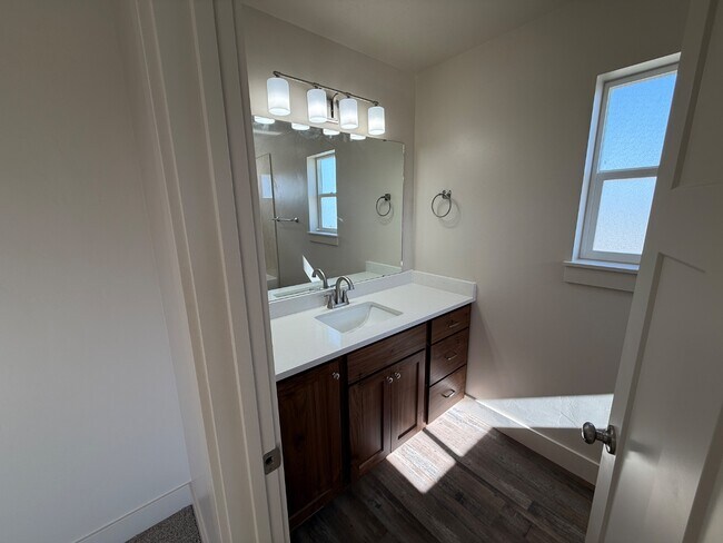 Building Photo - Eastside View Townhomes