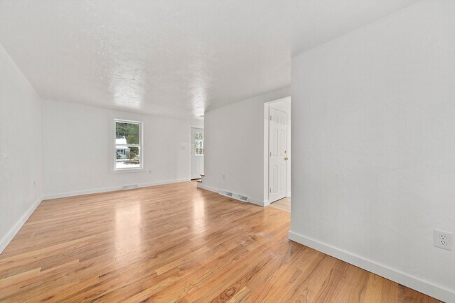 Building Photo - 4 Oaken Bucket Ln