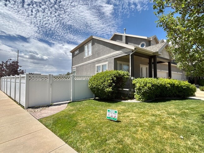 Building Photo - Beauty & Space on Premium Corner Lot!