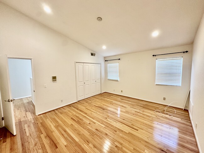 Building Photo - 2421 Vanderbilt Ln