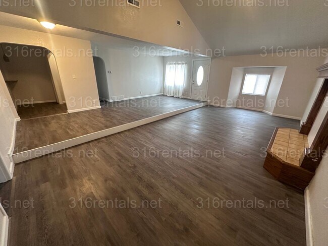 Building Photo - $1600 - 4 bed 2 bath - Single Family Home with a large fenced in backyard!