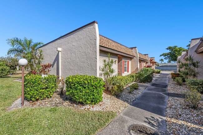 Building Photo - Cozy Condo at South Pointe Villas