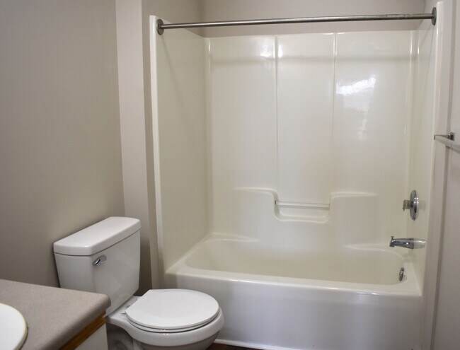 Building Photo - 3 Bed 3 Bath Apartment at University Park