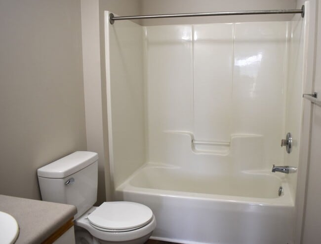 Building Photo - ONE-3 BED/3 BATH UNIT AVAILABLE AUGUST 15TH!