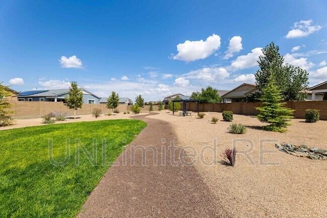 Building Photo - 1380 Warbler Wy