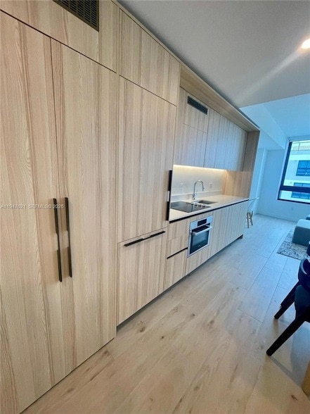 Building Photo - 225 N Miami Ave