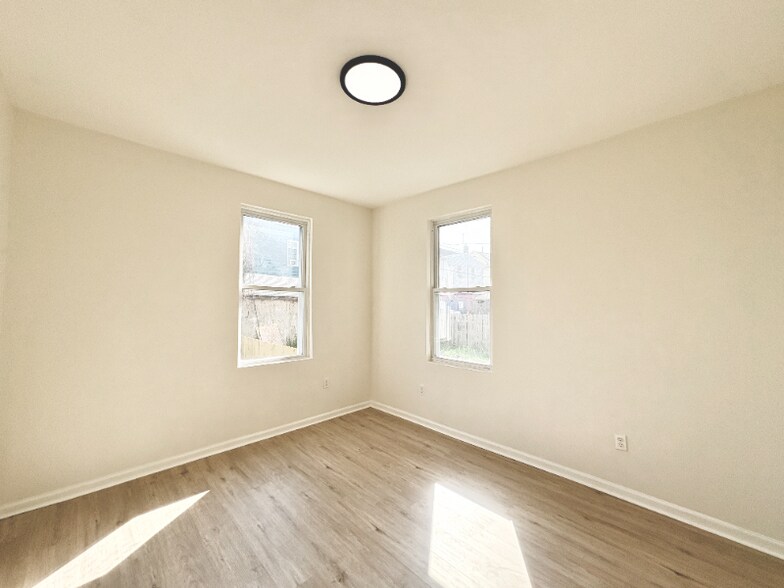 Building Photo - 122 Shephard Ave