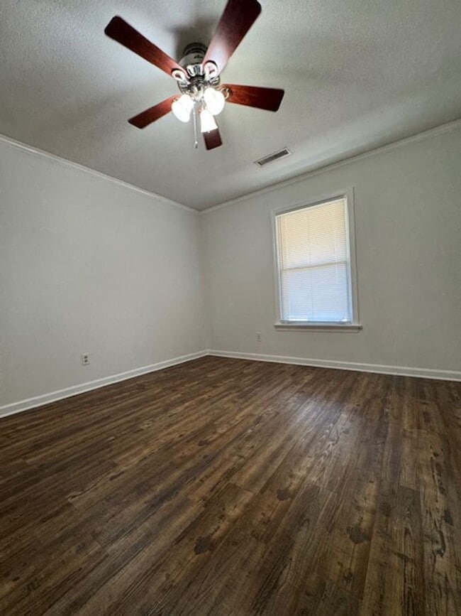 Building Photo - 305 Glen Oak Dr