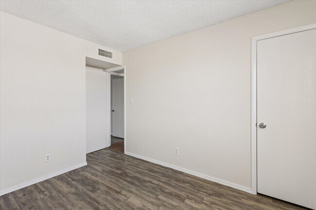 Building Photo - Completely updated minutes to Hiking at South Mountain!!!  Brand New Paint, Tile and Laminate Thr...