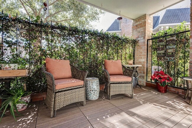 Building Photo - 2234 S Piney Point Rd