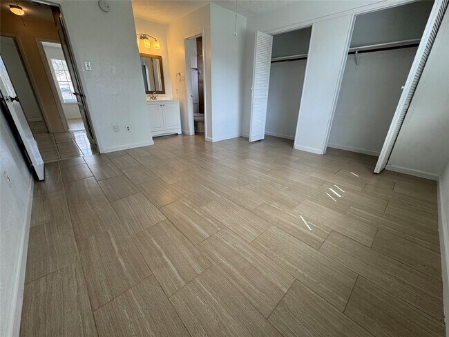 Building Photo - 4703 Rivertree Ln