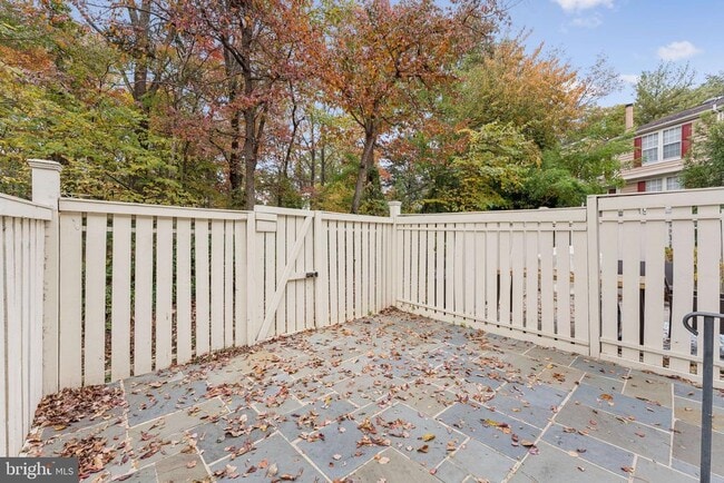 Building Photo - 1581 Woodcrest Dr