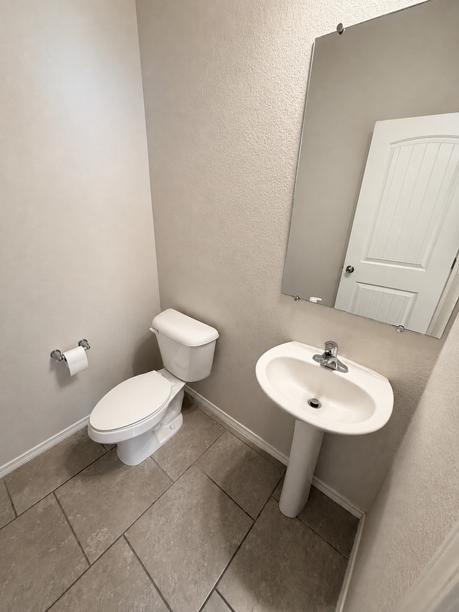Building Photo - 8936 Mission Ridge Dr