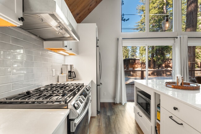 Building Photo - 319 Pine St