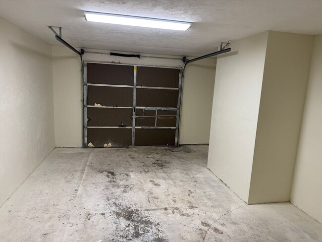 Building Photo - Beautifully updated 2 bedroom 1.5 bath duplex in Springfield!