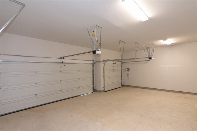 Building Photo - 3300 Scenic Valley Dr