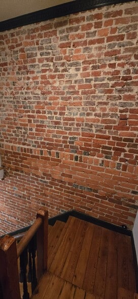 Building Photo - 209 W Clay St