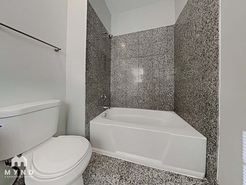 Building Photo - 4514 Wildwood Ave