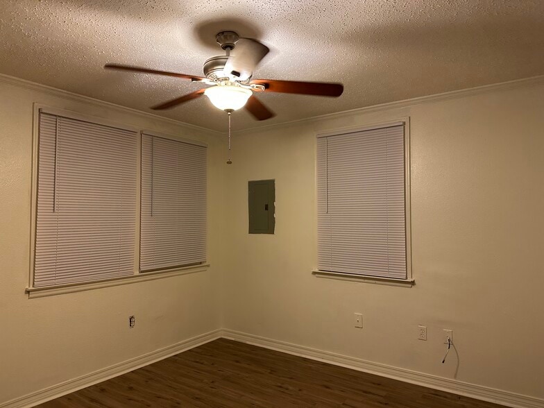 Living - 5017 Oak Dr