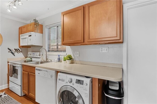 Building Photo - 960 St Charles Ave NE