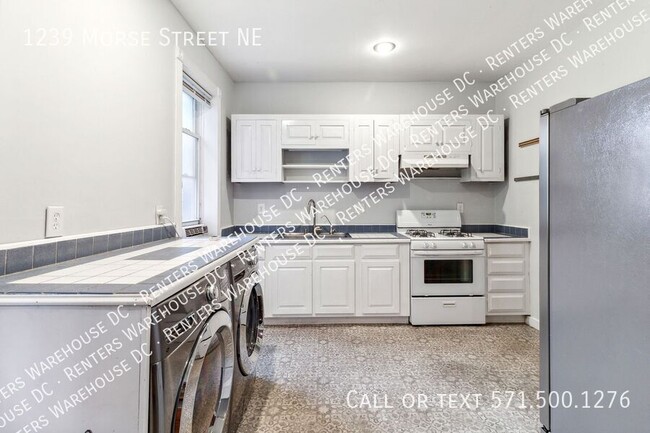 Building Photo - Charming 2-level 3Bd/1.5Bth TH W/Parking! ...