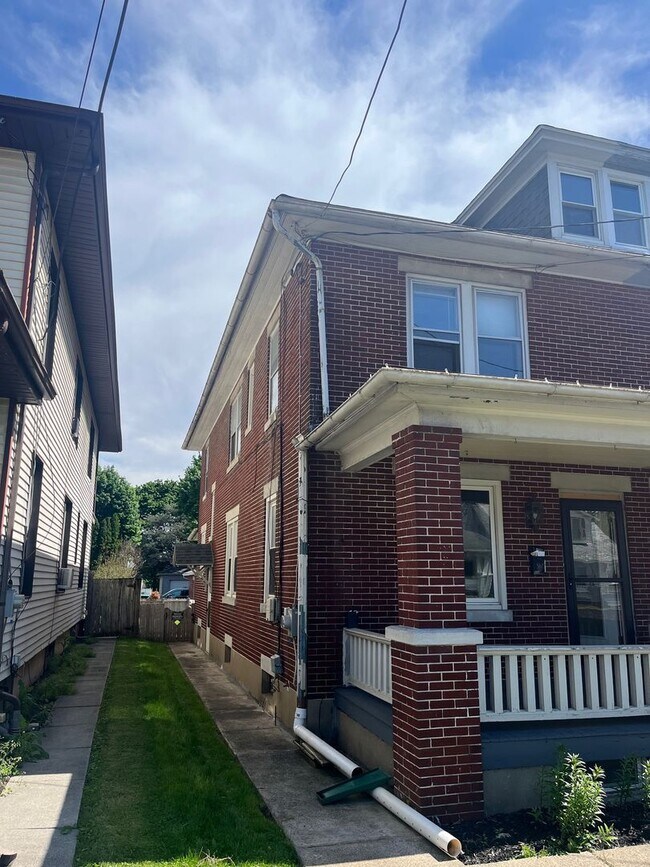 Building Photo - 822 W Main St