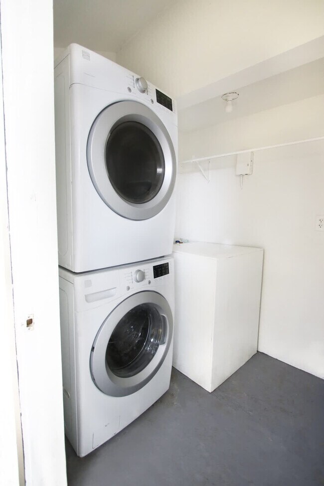 Building Photo - 102 W Emma St