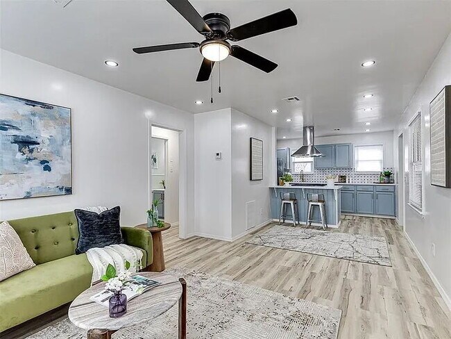 Building Photo - Modern Comfort in Every Square Foot