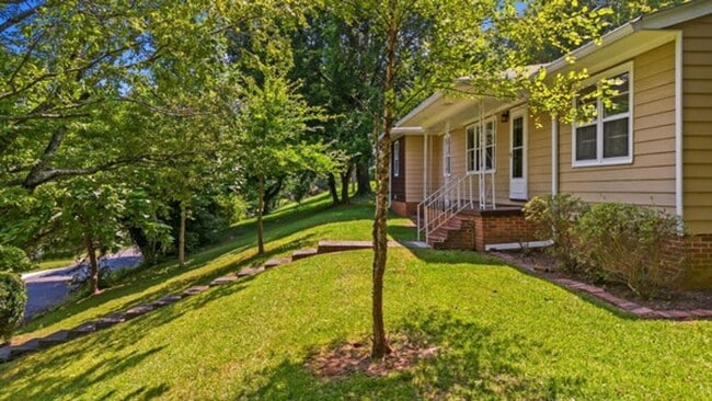 Building Photo - 3005 Pine Dr NE