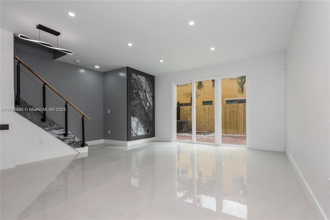 Building Photo - 939 NE 42nd Ter